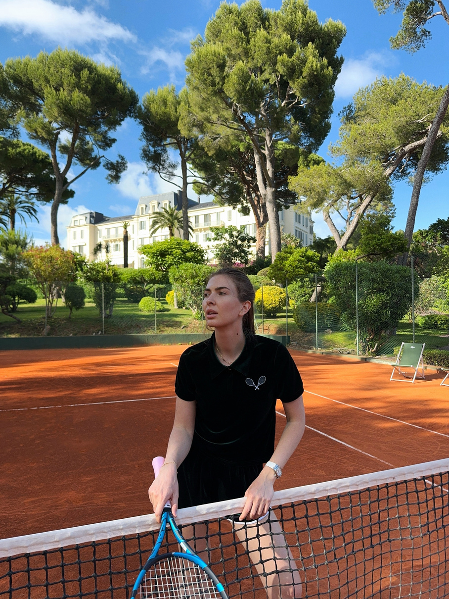 Girl in black at Cannes estate clay court